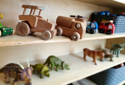 toddlers-room-toy-shelf